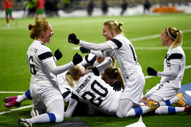Finland har fått fira flera avgöranden i sista sekunden – att inte ge upp är en orsak till att landslaget nu har EM att se framemot. Bilden är från i fredags då Linda Sällström avgjorde mot Portugal i 90+3 och strax därefter blev överkörd av sina lagkompisar.