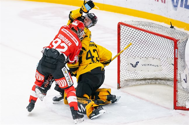 Aaro Vidgren i kamp med gästernas tvåmålsskytt Balazs Sebok. KalPa-målvakten Samu Perhonen tvingades avbryta matchen efter en smäll som kom i ett senare skede.