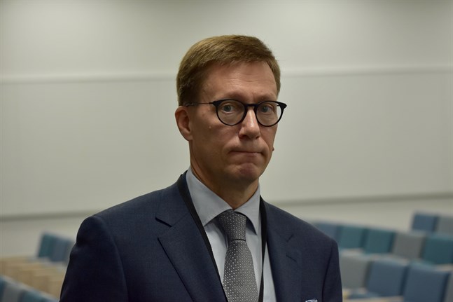 Chefsläkare Mikko Pietilä påminner om vikten av att bära munskydd. Arkivbild.