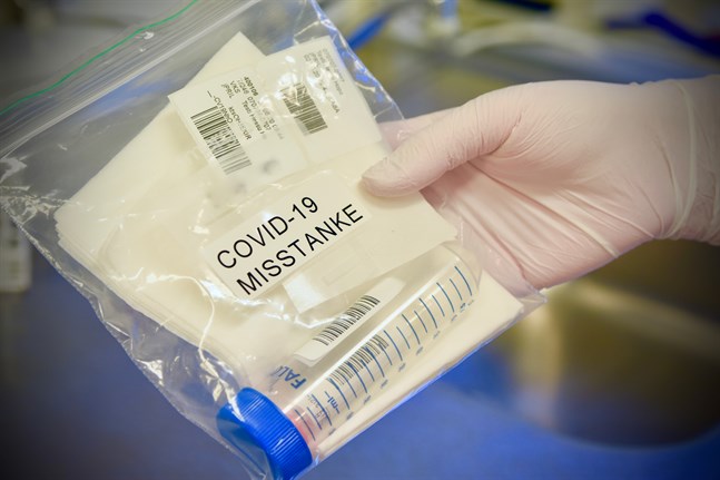 Coronaprov förseglas i en påse och förses med en varningsetikett innan det skickas till laboratoriet för analys.