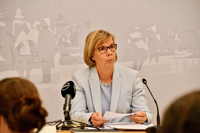 Justitieminister Anna-Maja Henriksson (SFP) ser tills vidare ingen orsak att flytta kommunalvalet.