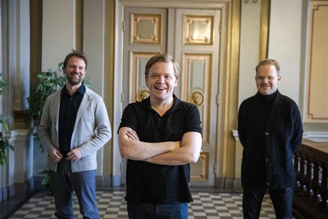 Tomas Djupsjöbacka, till vänster, är solist på cello. Pekka Kuusisto är violinsolist och dirigerar största delen av Vasa stadsorkesters torsdagskonsert. Hans storebror Jaakko Kuusisto leder musikerna under ett av verken.