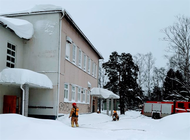 Räddningsverkets rökdykningsövningar i Kyrkbackens skola fortsätter under våren.