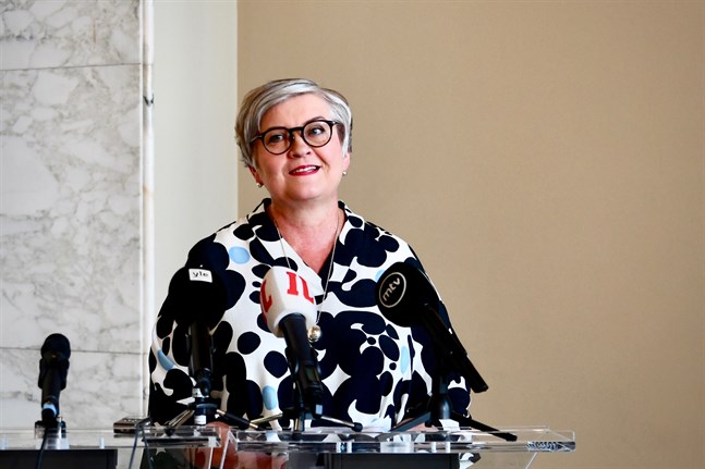 Riksdagens talman Anu Vehviläinen anser att exceptionella åtgärder nu behövs för att hindra virusspridningen.