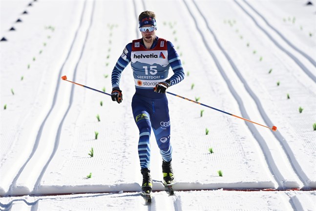 Joni Mäki var bästa finländare i sprintkvalet med sin sjundeplats. Förhandsfavoriten, norrmannen Johannes Hösflot Kläbo var överlägsen i kvalet före landsmannen Erik Valnes och italienaren Federico Pellegrino.