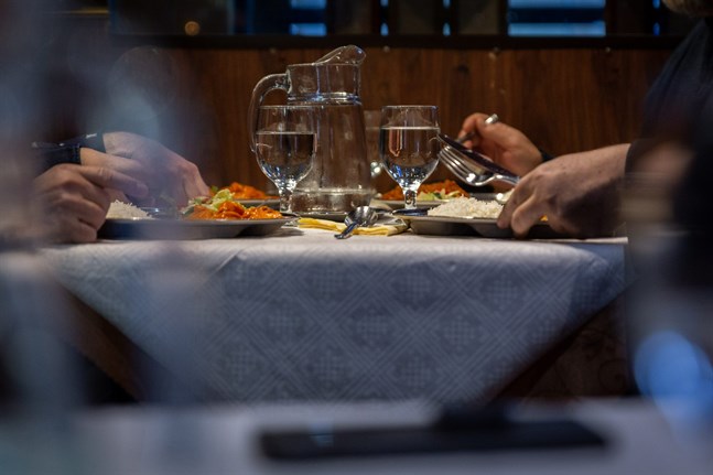 Det har gått nästan ett år sedan restaurangverksamheten kraftigt begränsades på grund av coronaepidemin. Nu väntas begränsningar införas på nytt. Bilden är från en restaurang i Helsingfors.