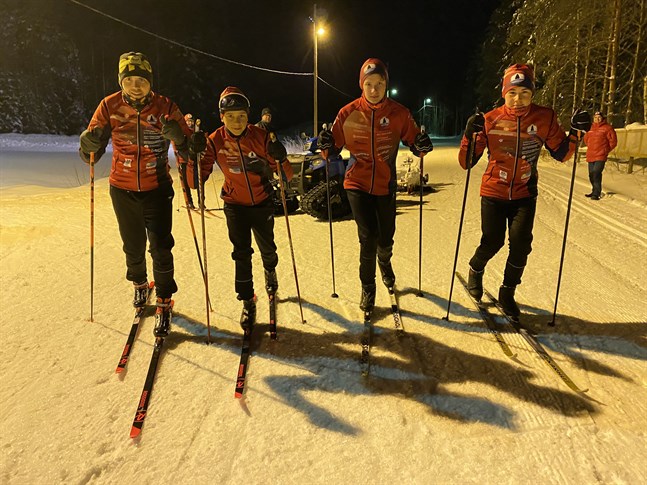 Tränaren Thomas Ramstedt (längst till vänster) konstaterar att IF Fyren har en fungerande skidverksamhet åt juniorerna. Skidåkarna Marius Ramstedt, Casper Holm och Filip Fröding satsar stenhårt på skidåkningen nu.