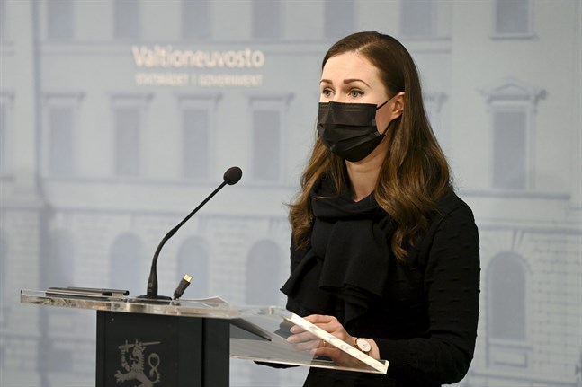 Statsminister Sanna Marin (SDP) säger att regeringen är redo att utlysa undantagstillstånd för att få bukt på coronaläget.