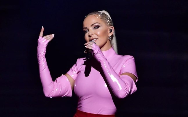 Tess Merkel solosatsar i Melodifestivalen.