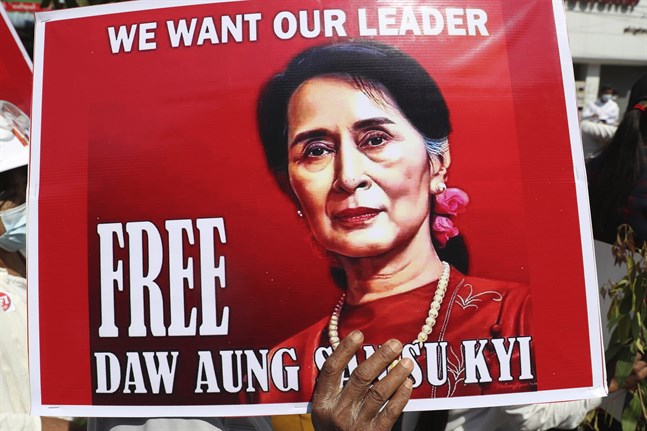 En demonstrant håller ett plakat med en bild av Myanmars fängslade ledare Aung San Suu Kyi. Arkivbild.