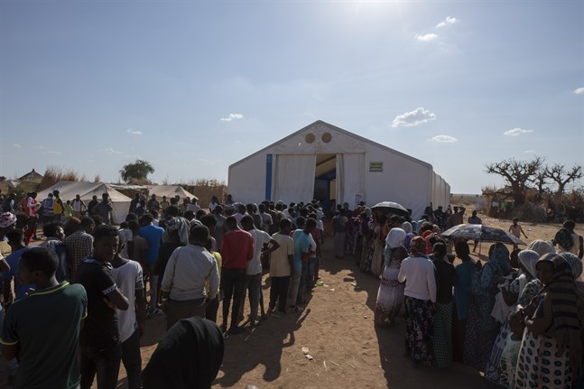 Tusentals människor flydde från Tigray i Etiopien när konflikten bröt ut i november. Här köar män och kvinnor för hjälp i ett flyktingläger i Sudan. Arkivbild.