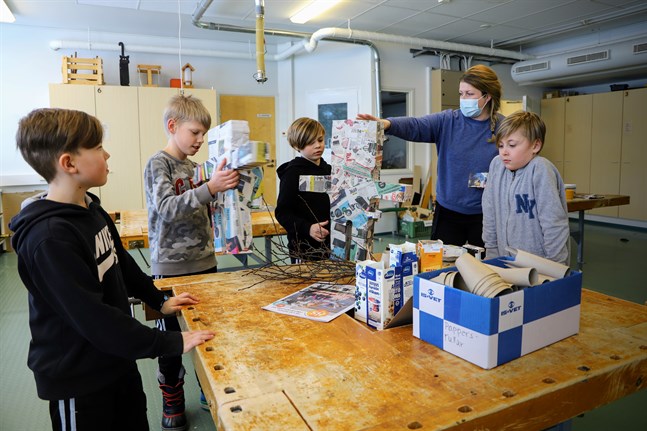 Vilmer Nylund, Måns Cederberg, Elvis Råholm och Ivar Ström skapar allt från robotar till mobilstöd av mjölkpaket, tidningspapper, tejp och tapetklister. Malena Andtsjö är en av Malax ledare för Finlandsmodellen.