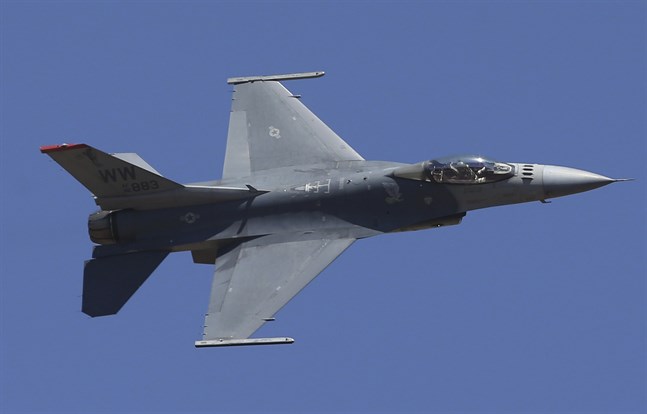 USA har genomfört flyganfall i Syrien, riktade mot Iranstödd milis.