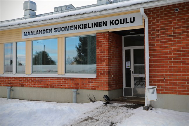 Personalen kan omplaceras om den finskspråkiga skolan i Malax läggs ner.