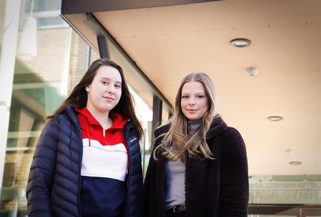 Auriina Puhakainen och Martta Palola är abiturienter vid Vasa gymnasium. Om allt går vägen blir de studenter i vår.