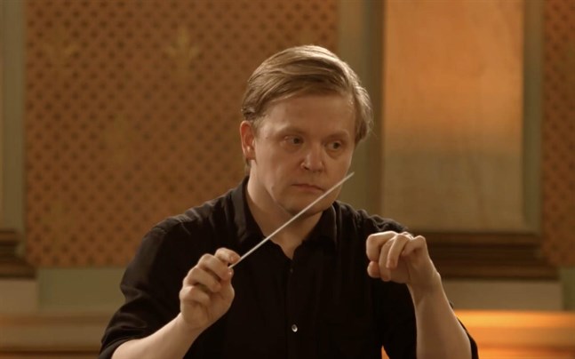 Pekka Kuusisto både dirigerade och spelade violin i Vasa stadshus.
