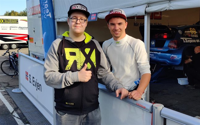 Pontus Lindroos tillsammans med rallycrossföraren Sebastian Eriksson från Sverige. Lindroos säger att hans arbete med pr inom rallycross har gett honom en bättre inblick i sporten.