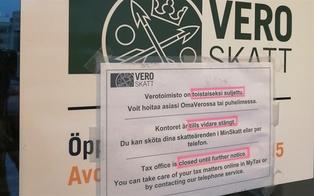 På Skattebyråns dörr i Jakobstad finns ett meddelande om att kontoret är stängt tills vidare.