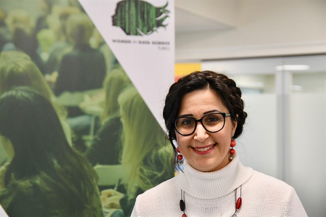 Sepinoud Azimi, forskare i informationsteknologi vid Åbo Akademi, säger att det inte skulle krävas stora insatser för att få fler kvinnor till it-branschen.