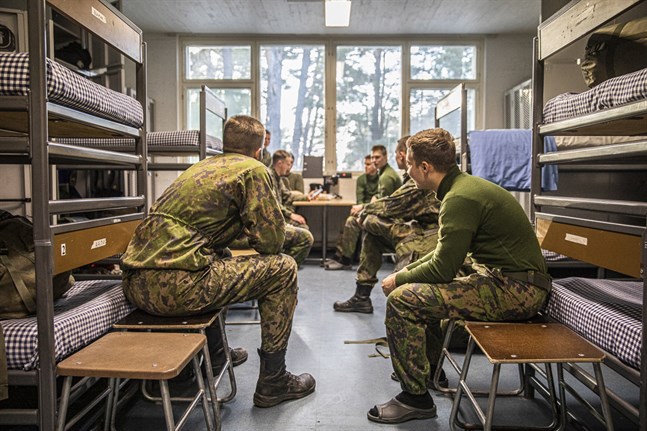 Försvarsministeriets arbetsgrupp föreslår att tidsfristen för kvinnor som vill avbryta den frivilliga tjänstgöringen förkortas från 45 dagar till 30 dagar efter dagen för inträde i tjänstgöringen.