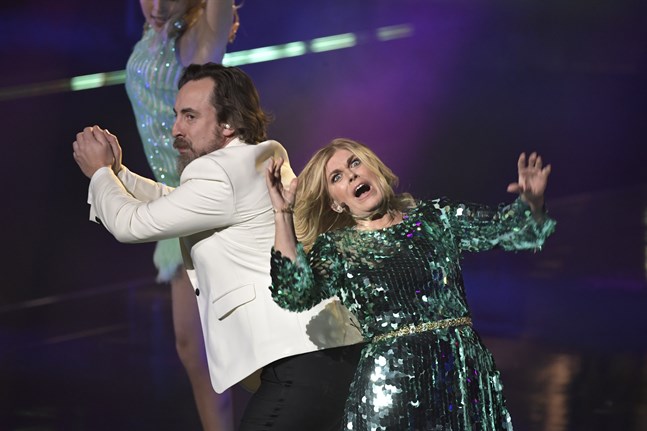 Programledarna Per Andersson och Pernilla Wahlgren showar i det Broadwayinspirerade inledningsnumret.