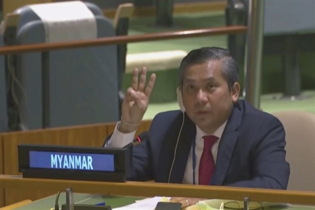 Myanmars avskedade FN-ambassadör Kyaw Moe Tun håller upp tre fingrar i en gest som används av proteströrelsen i demonstrationerna mot militärjuntan.