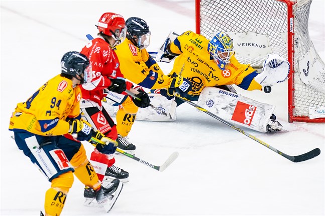 Lukkos målvakt Oskari Setänen tänjde sig i vägen för det här avslutet av Niclas Lucenius och precis allt annat Sport hade att komma med i första perioden.