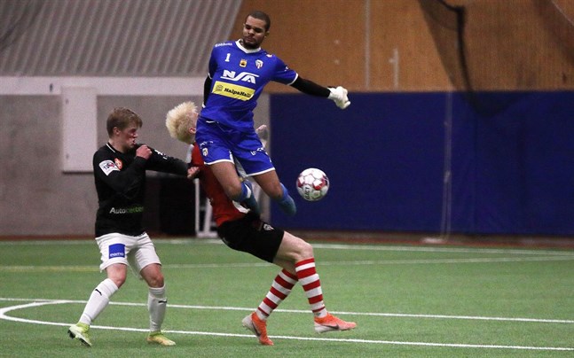 Riku Lelo Lun Koka i GBK var matchens lirare. Här är målvakten först på bollen före lagkamraten Topi Mäki och Isak Löv i JBK.