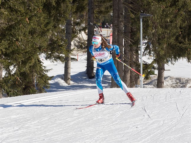 Rebecca Sandnäs lyckades bäst av de finländska flickorna då skidskytte-VM började i Österrike på lördagen.