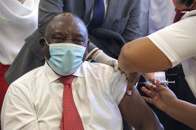 Sydafrikas president Cyril Ramaphosa vaccineras med Johnson & Johnsons vaccin i Kapstaden den 17 februari.