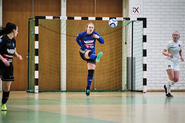 Lotta Rosenström fastställde slutresultatet med ett långskott i matchens sista minut.