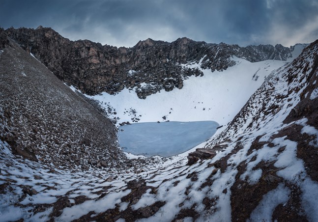 På mer än 5 000 meters höjd i den indiska delen av Himalaya finns en sjö där kvarlevorna från flera hundra personer ligger huller om buller.