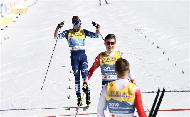 Joni Mäki silverjublar efter en taktiskt fulländad ankarsträcka. Medaljen är hans första i ett internationellt mästerskap på seniornivå.