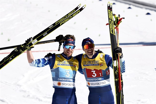 Joni Mäki och Ristomatti Hakola säkrade Finlands andra silver i skid-VM. Det första tog Ilkka Herola i nordisk kombination i fredags.