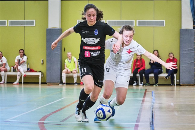 Pipsa Lahtinen stod för 2+1 i matchen mot FC Halikko på söndagseftermiddagen. Bilden är från FC Sports hemmamatch mot HIFK FS i slutet av februari.