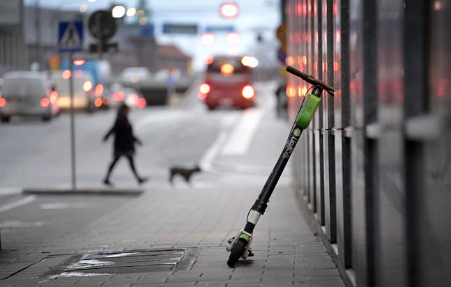 Elsparkcyklarna kan bli mer trafiksäkra efter ett förslag från Transportstyrelsen i Sverige.