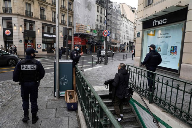 Polis i Paris ser till att alla regler följs. Just nu är restriktionerna skarpa i landet.