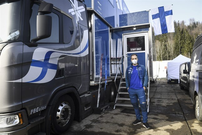 Martin Norrgård utanför serviceteamets långtradare.