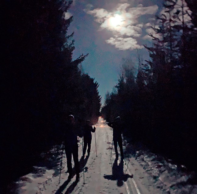 Månen lyste upp skidspåret mellan Övermark och Horonkylä då Månskensloppet gick av stapeln på fredagskvällen.
