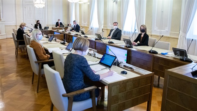 Regeringen konstaterade på måndagen formellt att undantagsförhållanden råder och att grundlagens 23 paragraf kan aktiveras. Paragrafen ger regeringen möjlighet att begränsa medborgarnas grundläggande rättigheter i krissituationer.