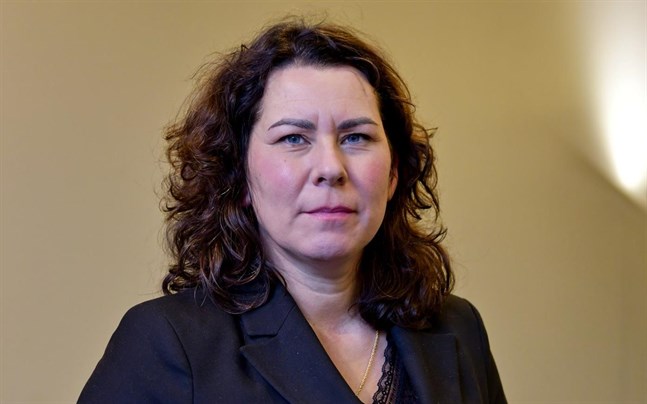 Språkrättsrådet Corinna Tammenmaa vid Justitieministeriet fungerar som ordförande för den arbetsgrupp som ska bereda det språkpolitiska programmet.