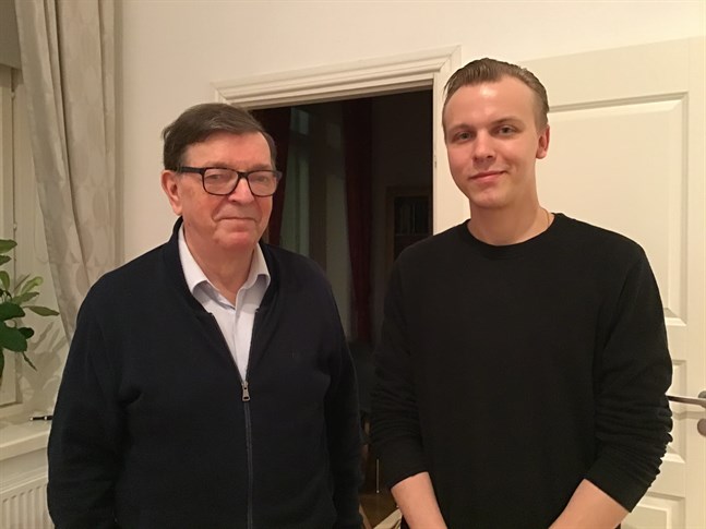 Centerns distrikts ordförande Paavo Väyrynen. tillsammans med Klaus Sallinen, ordförande för Centern i Helsingforsnejden.