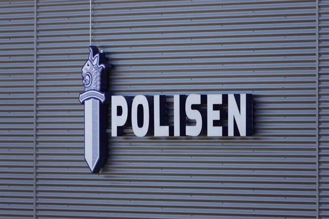 Enligt polisen skadades inte lastbilsföraren i olyckan.