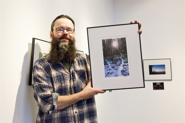 Jan Björk visar upp fotot som blev valt till månadens bild för april 2020.