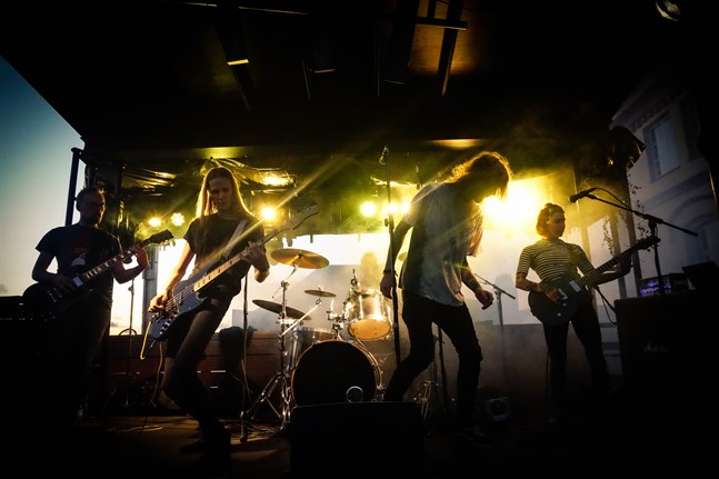 Eld spelade på Vasa Festival under Konstens natt i augusti i fjol. Bilden
Från vänster: Joel Vienonen, Jim Gäddnäs, David Granfors, Nikki Kronkvist och Jessica Mattila.