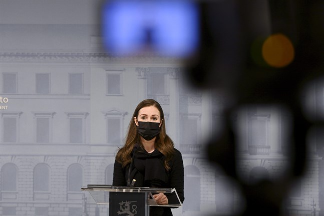 Helsingin Sanomat skriver att riksdagens talman Anu Vehviläinen (C) och riksdagens generalsekreterare Maija-Leena Paavola kritiserar regeringen för att ha satt riksdagen under tidspress i beredningen av de lagar som ämnar stoppa spridningen av coronaviruset.
