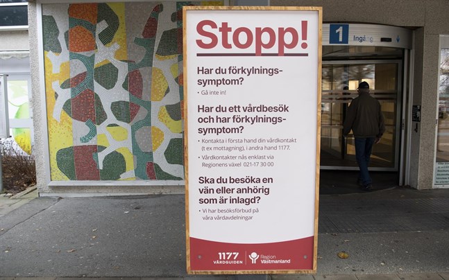 En stor skylt i entrén till Västmanlands sjukhus i Västerås uppmanar människor att iaktta coronarestriktioner.