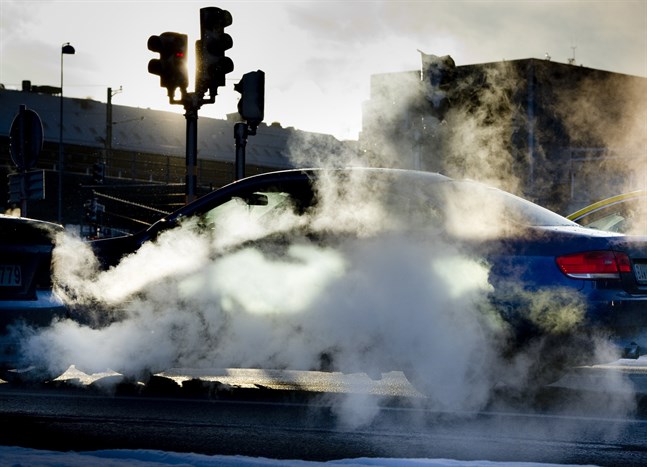 Straffskatten höjs för nya bensin- och dieseldrivna bilar som säljs i Sverige efter den 1 april.