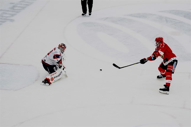 Olavi Vauhkonen skjuter pucken mellan benen på HIFK:s målvakt Frans Tuohimaa i straffläggningen.