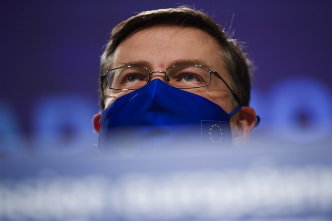EU-kommissionens ekonomiansvarige viceordförande Valdis Dombrovskis vill ge fortsatta undantag från EU:s strikta budgetregler.